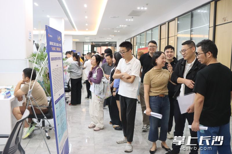 50家企业携1400多个优质岗位现场揽才。