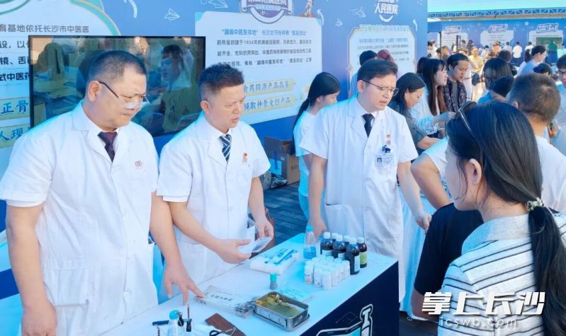 刘政治、车国良、杨巍三位专家在现场开展义诊、骨骼健康科普和咨询答疑。 刘政治、车国良、杨巍三位专家在现场开展义诊、骨骼健康科普和咨询答疑。