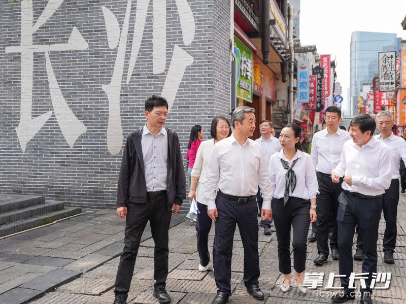 陈竞在太平老街调研。 陈竞在太平老街调研。
