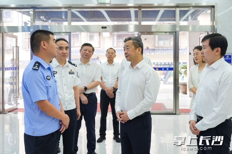 陈竞在坡子街派出所调研。 陈竞在坡子街派出所调研。