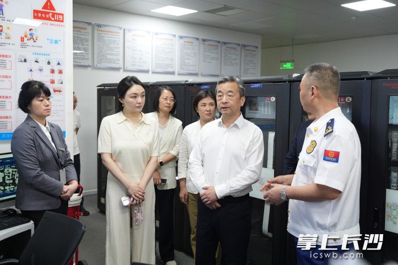 陈竞在国金中心调研。 陈竞在国金中心调研。