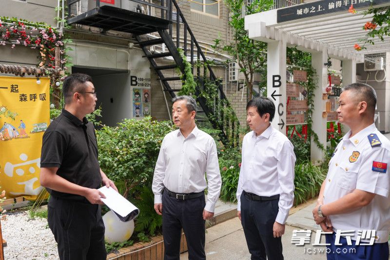 陈竞在城市经典大厦调研。 陈竞在城市经典大厦调研。