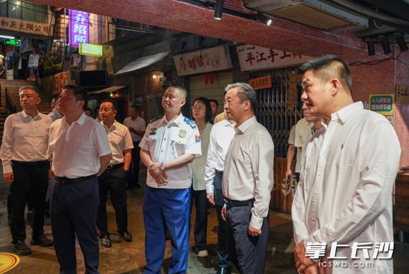 9月11日,副省长、市委书记陈竞调研长沙五一商圈综合治理工作,来到文和友(海信广场店)。 9月11日,副省长、市委书记陈竞调研长沙五一商圈综合治理工作,来到文和友(海信广场店)。