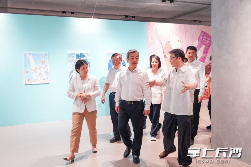 陈竞在TX年轻力中心调研。 陈竞在TX年轻力中心调研。