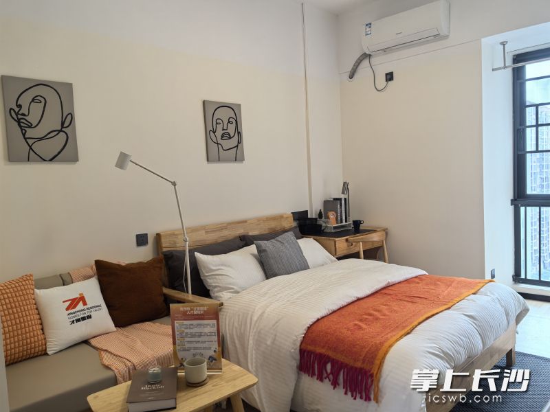 人才保障房配置了床、电视、洗衣机、热水器、冰箱等全套家电家具，真正实现“拎包入住，进门即家”。