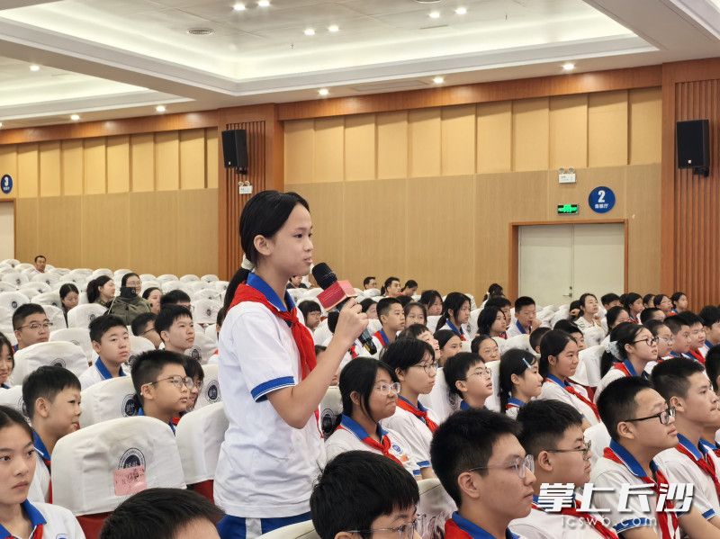 戍边官兵与现场学生云端连线。 戍边官兵与现场学生云端连线。