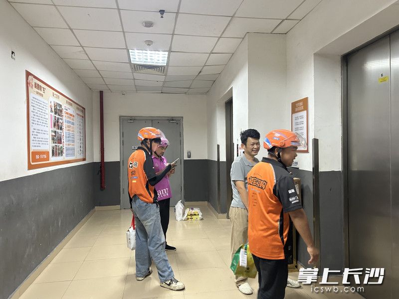 在骑手专用电梯前等待的骑手。 在骑手专用电梯前等待的骑手。