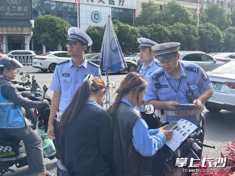 执勤交警对违规骑行者进行宣传讲解。均为长沙晚报全媒体记者陈无忧摄 执勤交警对违规骑行者进行宣传讲解。均为长沙晚报全媒体记者陈无忧摄