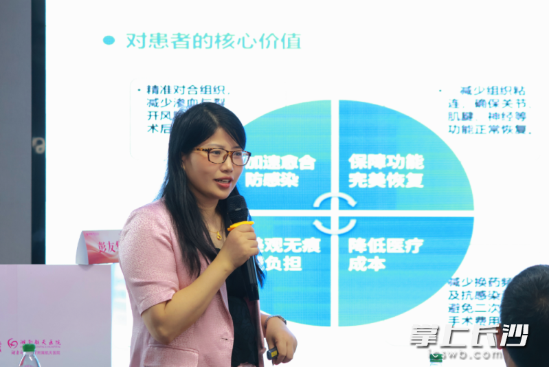 湖南航天医院医疗美容科主任彭友华以《“精于术，成于道”——精细缝合于科室建设与口碑管理》为题为学员授课。均为长沙晚报全媒体记者 杨蔚然 摄
