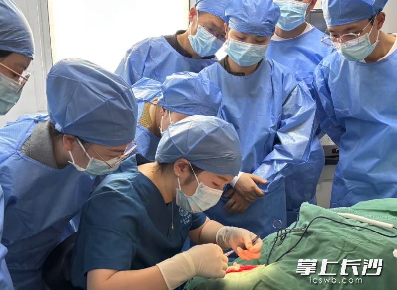 实操实训环节，专家为学员进行美容缝合演示指导。