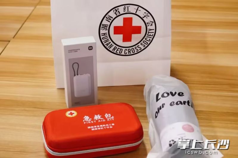 湖南省红十字会携手京东物流,面向物流员、快递员、货车司机开展2026“世界急救日”主题活动,为新业态从业者送出200份内含急救包、充电宝的关怀礼包。 湖南省红十字会携手京东物流,面向物流员、快递员、货车司机开展2026“世界急救日”主题活动,为新业态从业者送出200份内含急救包、充电宝的关怀礼包。