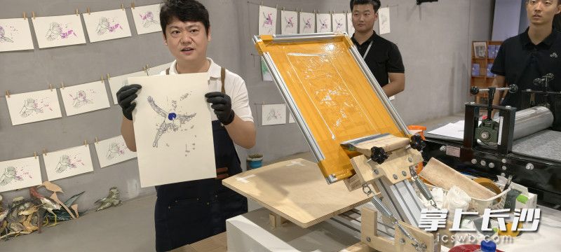 周健现场创作版画。长沙晚报全媒体记者 肖舞 摄 周健现场创作版画。长沙晚报全媒体记者 肖舞 摄