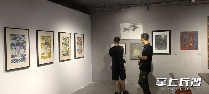 观众欣赏版画。长沙晚报全媒体记者 肖舞 摄 观众欣赏版画。长沙晚报全媒体记者 肖舞 摄