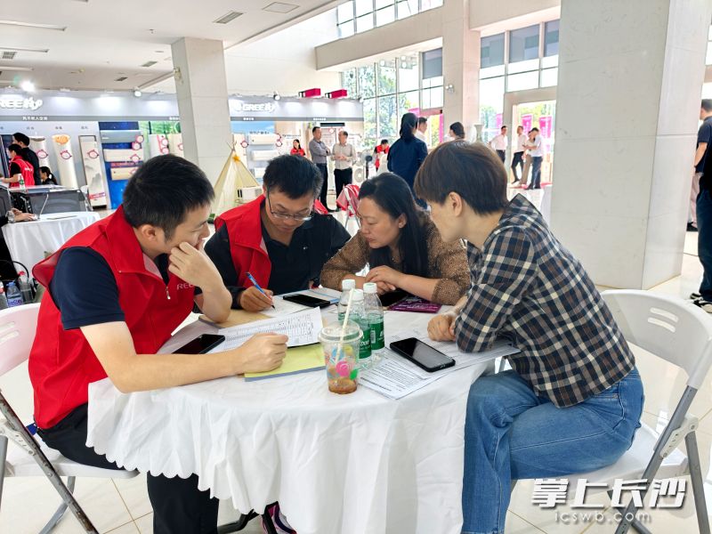 职工特购会吸引了众多宁乡消费者前来选购。均为长沙晚报全媒体记者 张禹 通讯员 王娜 摄影报道 职工特购会吸引了众多宁乡消费者前来选购。均为长沙晚报全媒体记者 张禹 通讯员 王娜 摄影报道