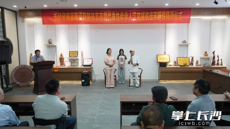 江文斌收徒仪式现场。均为受访方供图 江文斌收徒仪式现场。均为受访方供图