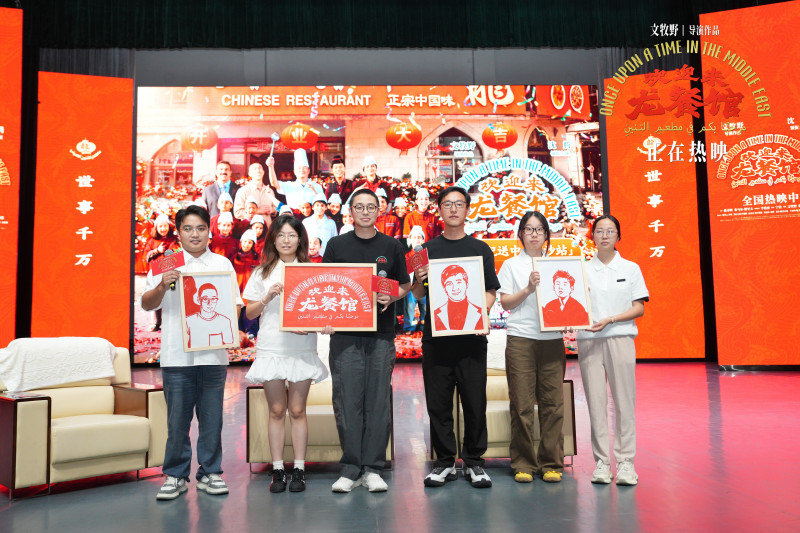 主创收获剪纸“大礼包”。 主创收获剪纸“大礼包”。