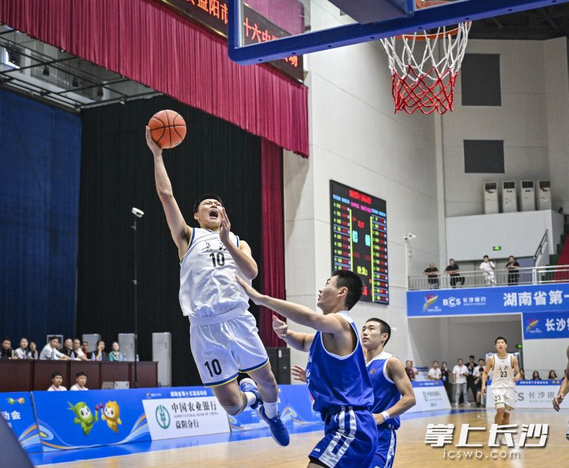 江卓凡篮下出手。 江卓凡篮下出手。