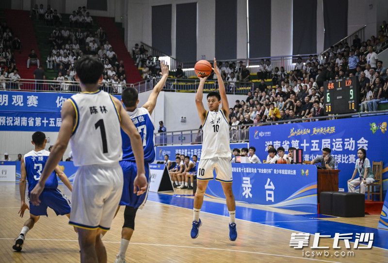 江卓凡出手三分。 江卓凡出手三分。