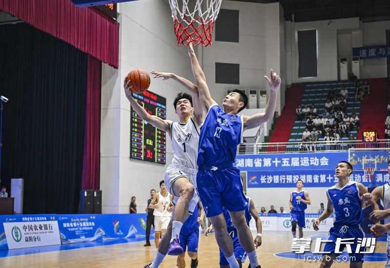 陈林对抗上篮。 陈林对抗上篮。