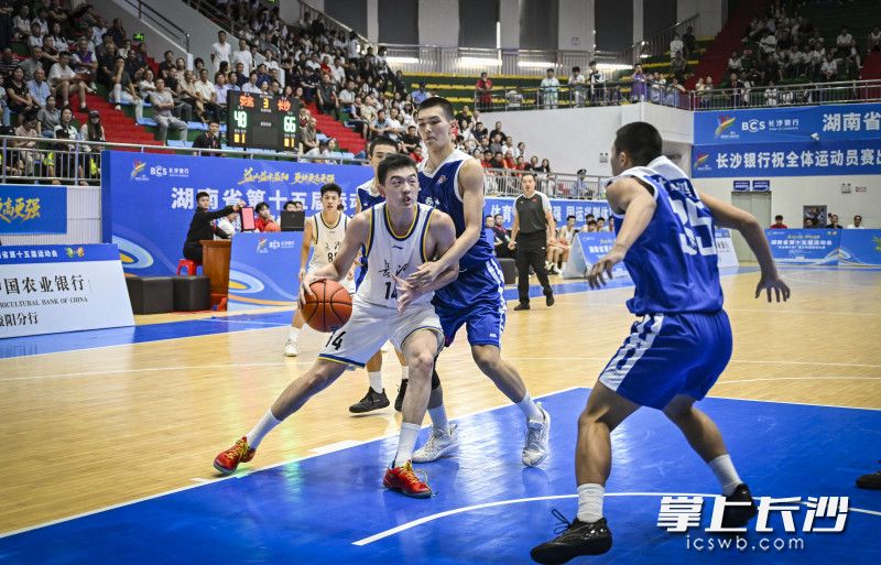 长沙队张沁琦篮下强攻。 长沙队张沁琦篮下强攻。