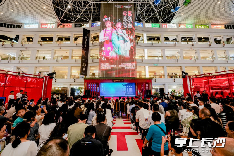 八周年庆期间,砂之船(长沙)奥莱推出奥莱价7折起优惠等多重福利。 均为通讯员供图 八周年庆期间,砂之船(长沙)奥莱推出奥莱价7折起优惠等多重福利。 均为通讯员供图