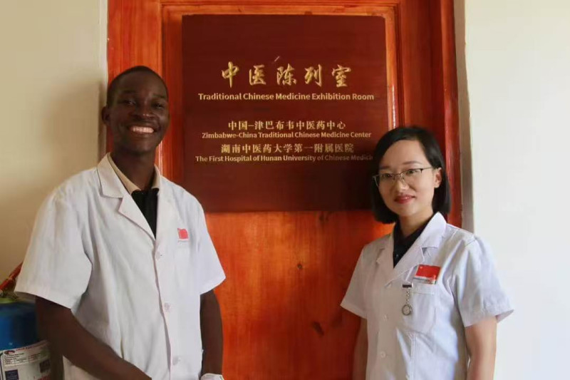 中国（湖南）第20批援津巴布韦医疗队胡莎与理查德在中-津中医药中心的合影。
