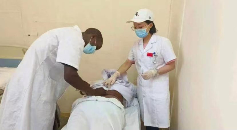 理查德（左）跟随援非医生学习针灸。均为受访者供图