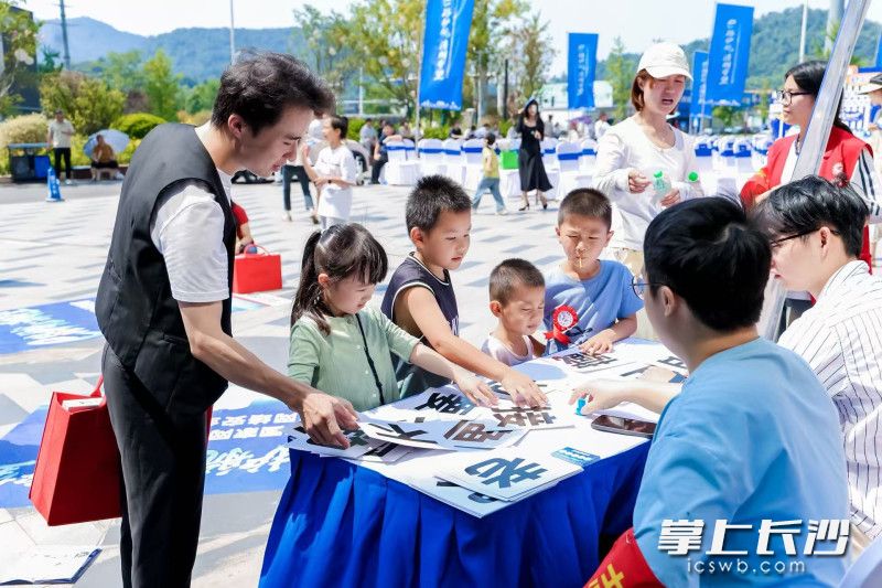 居民带着孩子在参加闯关游戏。 居民带着孩子在参加闯关游戏。