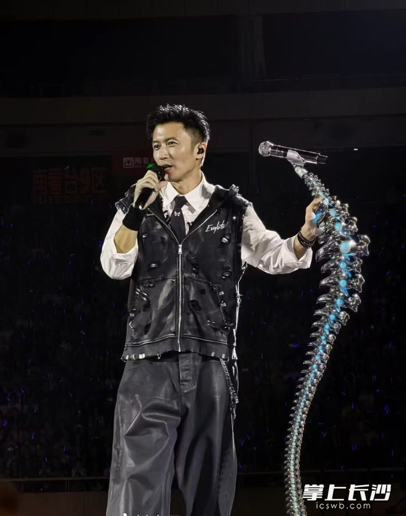 本次演唱会累计售票77800张,嗨爆全场。 本次演唱会累计售票77800张,嗨爆全场。