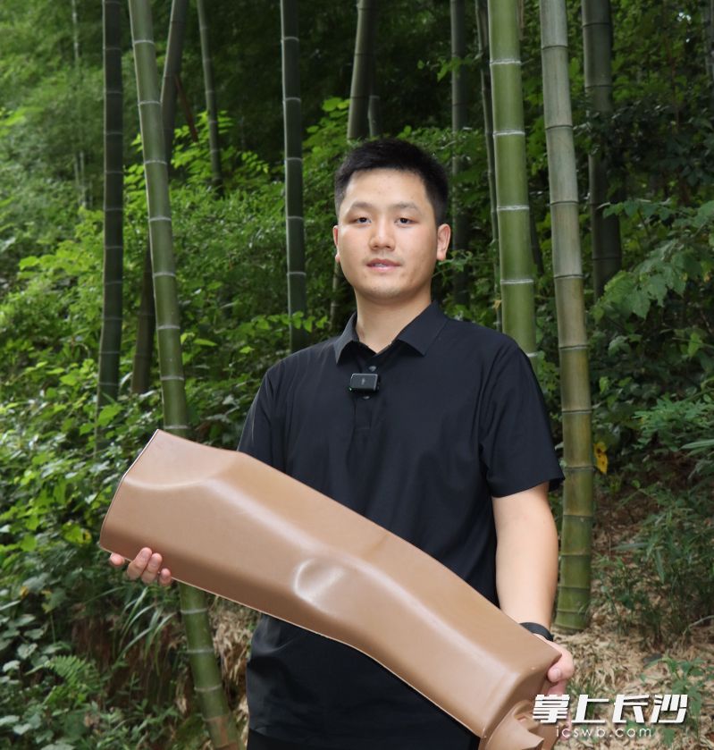 陈勇和他的竹制品。长沙晚报通讯员 贺喜迎摄 陈勇和他的竹制品。长沙晚报通讯员 贺喜迎摄