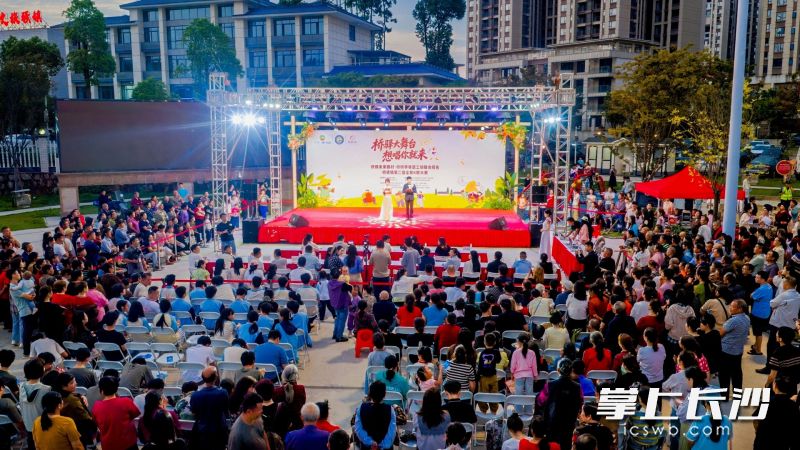 桥驿镇第二届全民K歌大赛现场。 均为通讯员供图 桥驿镇第二届全民K歌大赛现场。 均为通讯员供图