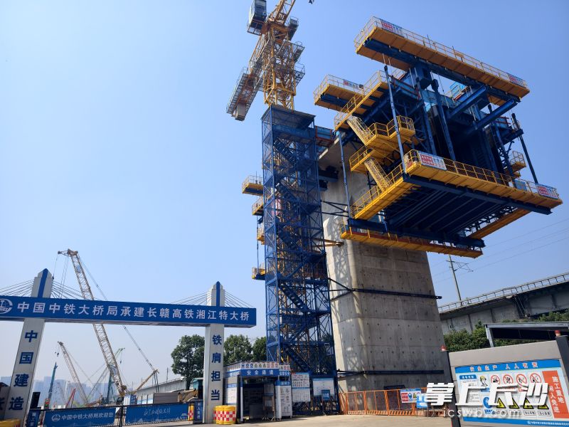 长赣高铁湖南段首台智能造桥机通过安装首件评估。 通讯员 杨洁芳 摄 长赣高铁湖南段首台智能造桥机通过安装首件评估。 通讯员 杨洁芳 摄