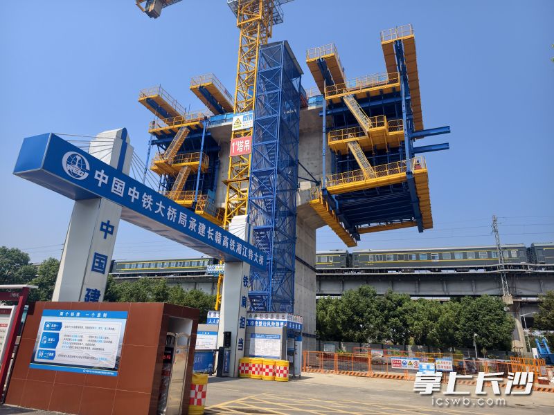 该智能造桥机集多种功能于一体,能实时监控自动走行、姿态调整、受力状态及施工环境。 该智能造桥机集多种功能于一体,能实时监控自动走行、姿态调整、受力状态及施工环境。
