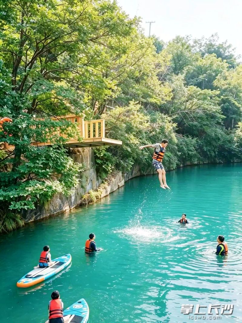 不少游客泡在清凉溪水里,体验溯溪、瀑布速降、水面跳台。 不少游客泡在清凉溪水里,体验溯溪、瀑布速降、水面跳台。