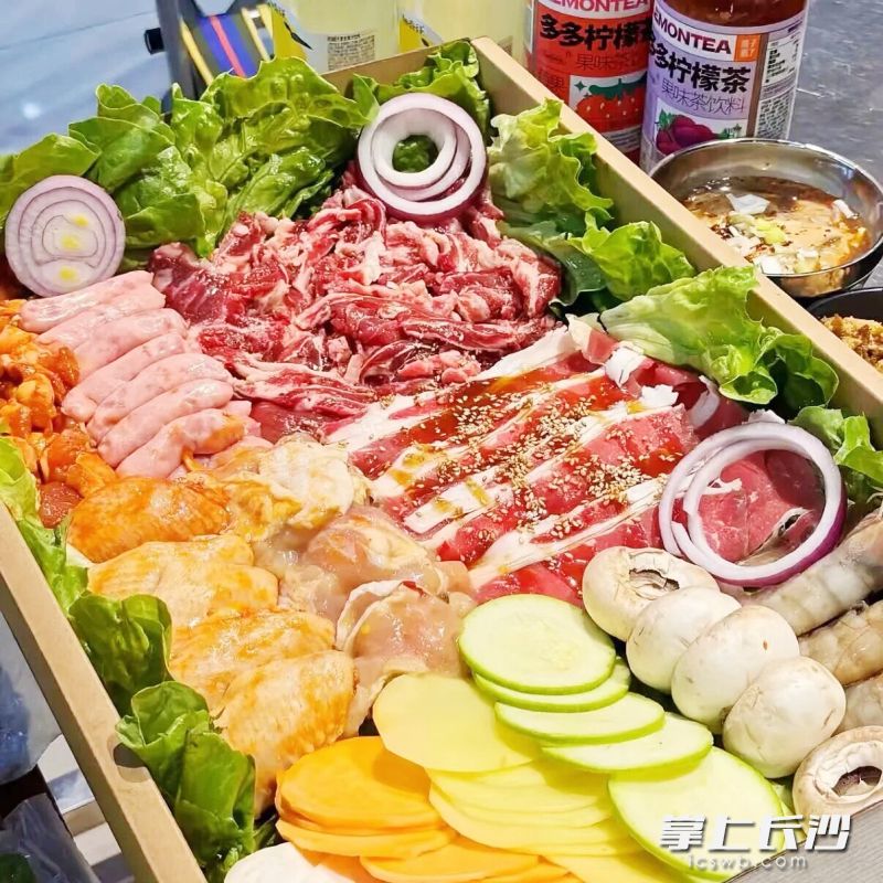 美食相伴惬意,游客谈笑声混着炭火香气。 美食相伴惬意,游客谈笑声混着炭火香气。