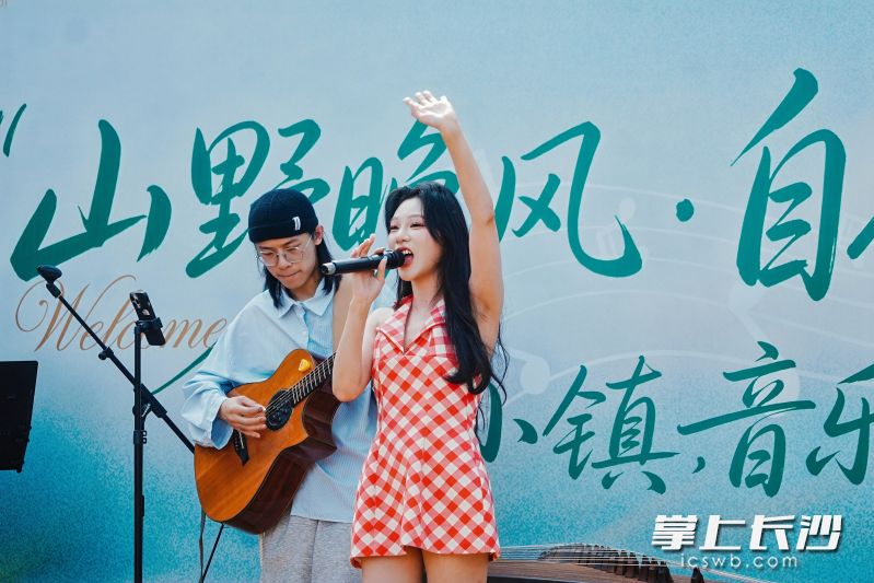近日,宁乡市小镇音乐汇在营地举行,在带来热闹人气的同时,也为溪谷美景添了几分文艺气息。 近日,宁乡市小镇音乐汇在营地举行,在带来热闹人气的同时,也为溪谷美景添了几分文艺气息。
