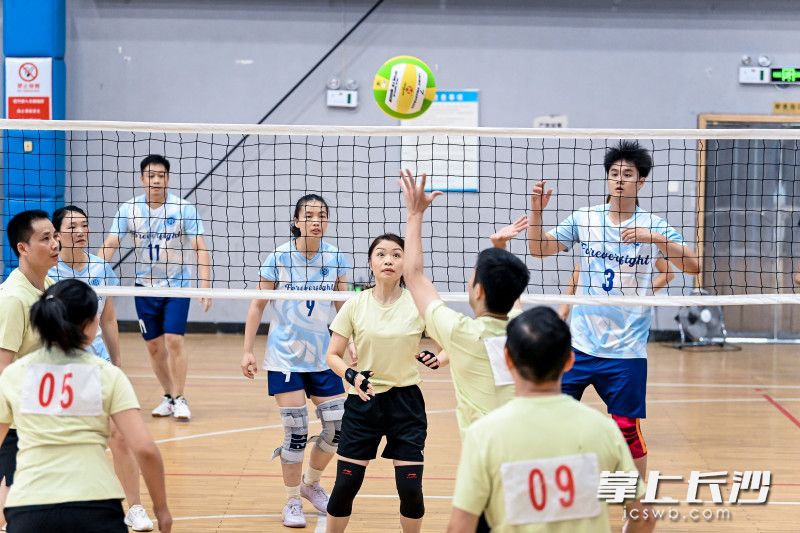 赛场上,全体参赛队员精神饱满、斗志昂扬,攻防衔接流畅、配合默契。凌厉扣杀、精准拦网、灵活救球、稳健发球轮番上演, 赛场上,全体参赛队员精神饱满、斗志昂扬,攻防衔接流畅、配合默契。凌厉扣杀、精准拦网、灵活救球、稳健发球轮番上演,