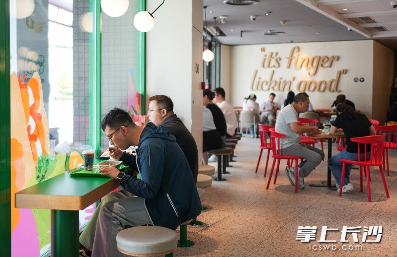 午餐时间,不少年轻消费者在餐厅享受轻食。 午餐时间,不少年轻消费者在餐厅享受轻食。