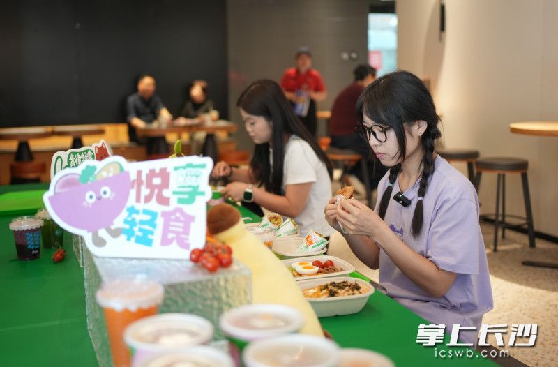 轻食越来越受到年轻人的青睐。 轻食越来越受到年轻人的青睐。