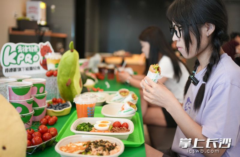 在KPR0肯律轻食,不少年轻人正在用餐。 均为长沙晚报全媒体记者 邹麟 摄 在KPR0肯律轻食,不少年轻人正在用餐。 均为长沙晚报全媒体记者 邹麟 摄