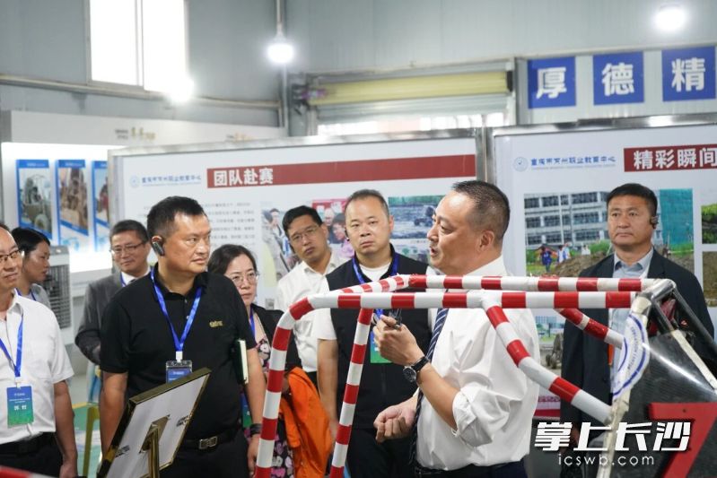 廖万忠名校长工作室一行先后走访三峡旅游实训中心、智慧课堂教学系统、绿色制造人才培养和创新中心、巴哈赛车设计制造工厂、校园奇石馆等核心场地。
