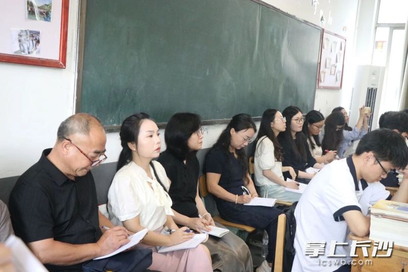 展示课后,评课研讨与专家指导环节精准把脉、干货满满。 展示课后,评课研讨与专家指导环节精准把脉、干货满满。
