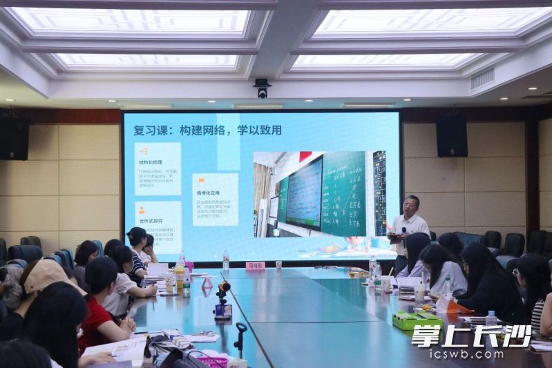 未来,两校将持续依托名师工作站,推动教研活动常态化、精准化。 未来,两校将持续依托名师工作站,推动教研活动常态化、精准化。