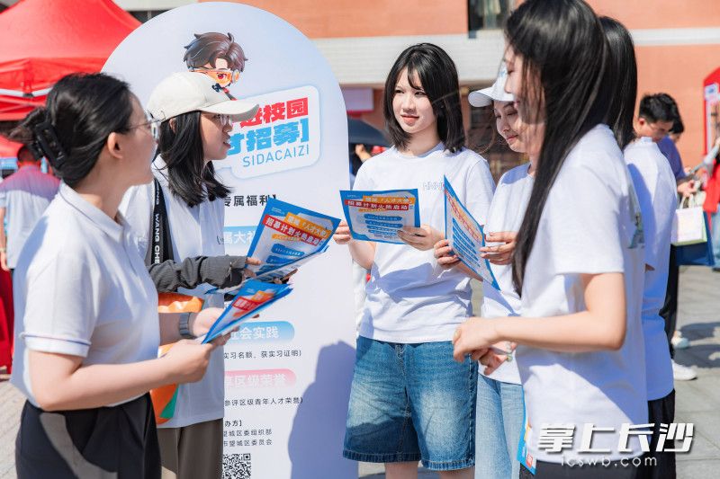望城开学季进高校招募“人才代言人”。 均为长沙晚报通讯员唐慧、谢煜民供图 望城开学季进高校招募“人才代言人”。 均为长沙晚报通讯员唐慧、谢煜民供图
