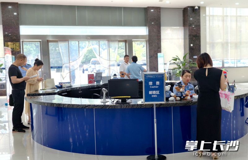 9月15日,长沙市公安局出入境接待大厅里,群众咨询新规。 均为长沙晚报全媒体记者张洋子摄 9月15日,长沙市公安局出入境接待大厅里,群众咨询新规。 均为长沙晚报全媒体记者张洋子摄