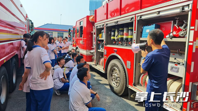 同学们参观消防车。 长沙晚报通讯员 刘鑫供图 同学们参观消防车。 长沙晚报通讯员 刘鑫供图