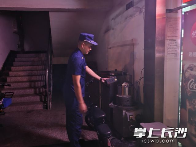消防救援人员在检查。 长沙晚报通讯员 罗琦瑜供图 消防救援人员在检查。 长沙晚报通讯员 罗琦瑜供图