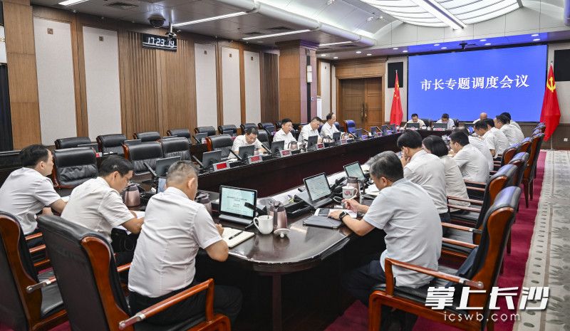 9月15日,市委副书记、市长陈博彰主持召开市长专题调度会议,研究全市烟花爆竹产业复工复产工作。 长沙晚报全媒体记者 余劭劼 摄 9月15日,市委副书记、市长陈博彰主持召开市长专题调度会议,研究全市烟花爆竹产业复工复产工作。 长沙晚报全媒体记者 余劭劼 摄