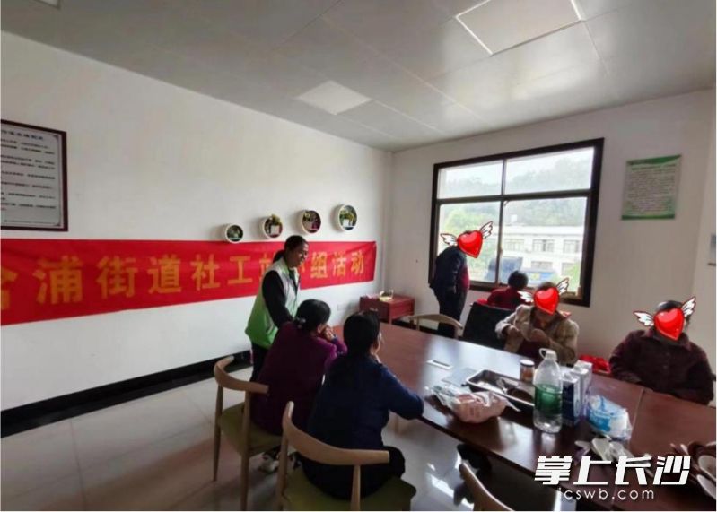 含浦街道社工站立足含泰社区老年群体实际需求,开展“我的金色晚年”老年人互助分享支持小组活动。通讯员 欧阳巧连 供图 含浦街道社工站立足含泰社区老年群体实际需求,开展“我的金色晚年”老年人互助分享支持小组活动。通讯员 欧阳巧连 供图
