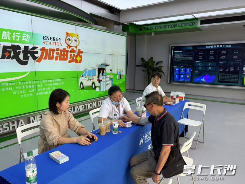 为社区老人提供居家健康服务。通讯员 潘树言供图 为社区老人提供居家健康服务。通讯员 潘树言供图
